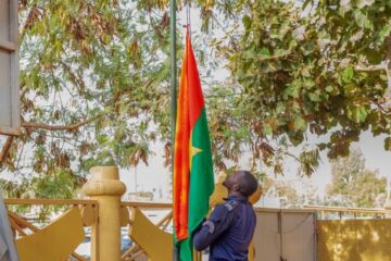 Montée des couleurs à l'hôtel administratif du Centre à Ouaga, 7 avril 2025