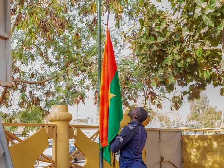 Montée des couleurs à l'hôtel administratif du Centre à Ouaga, 7 avril 2025