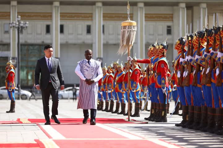 L'ambassadeur du Burkina Faso en Mongolie présente ses lettres de créance au Président de ce pays, 21 avril 2025