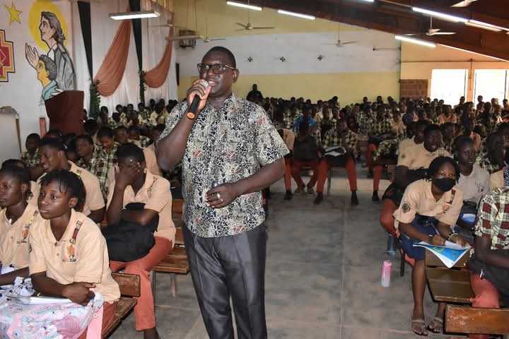 La BCLCC sensibilise élèves, étudiants et policiers aux bonnes pratiques en ligne