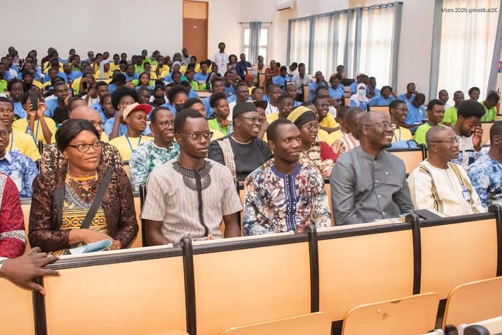 La BCLCC sensibilise élèves, étudiants et policiers aux bonnes pratiques en ligne