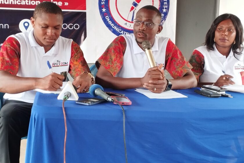 Conférence de presse de l’Association des jeunes journalistes, communicateurs et marketeurs (AJJCM) pour annoncer l'organisation du FESTICOM, 15 avril 2025
