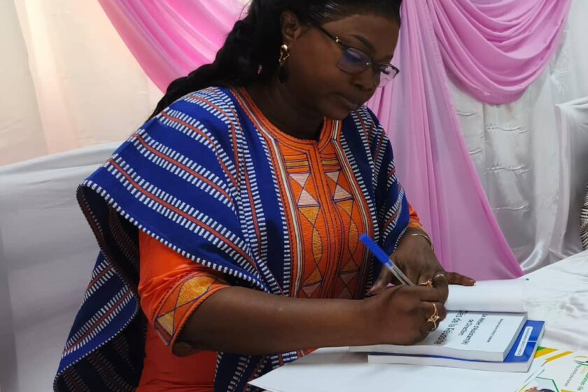 À l’occasion de la Journée de la Secrétaire, Evelyne Zongo/Kaboré, experte en secrétariat a dédicacé ses 2 ouvrages, 17 avril 2025