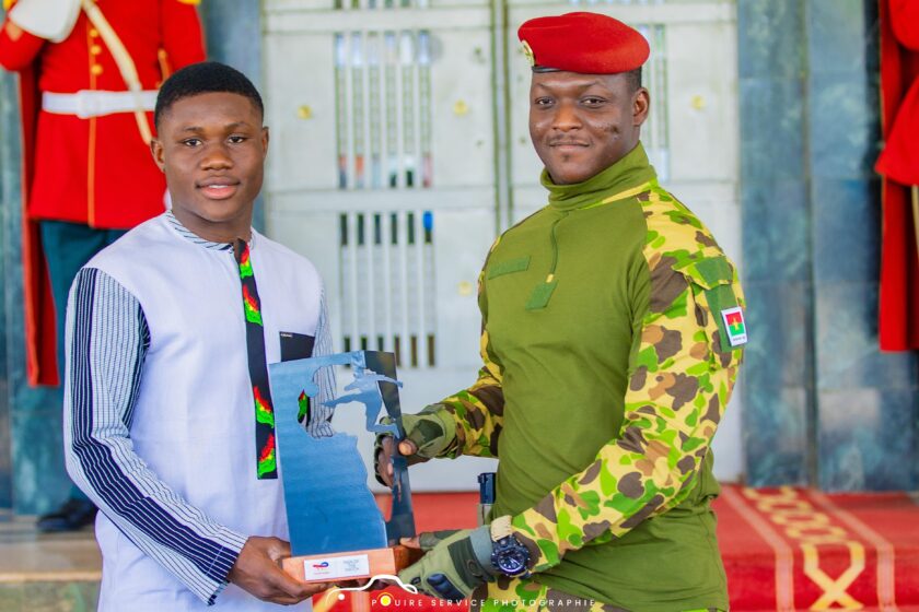 Les Étalons U17 présentent leurs trophées au Président du Faso, 22 avril 2025