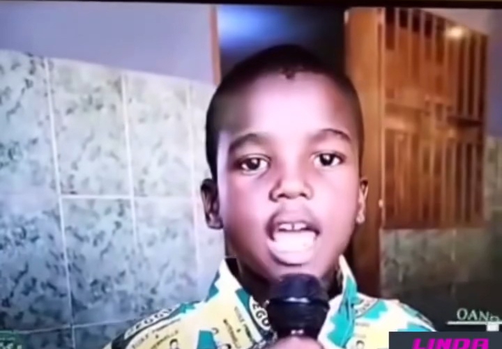 Un enfant de 6 ans, prénommé Mathis, a été poignardé à mort par Blake, l’adversaire de son père, à la suite d’une altercation survenue plus tôt dans un bar.