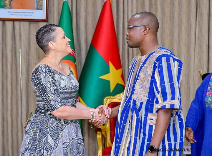Le Premier ministre, Jean Emmanuel Ouédraogo, a reçu en audience l’ambassadrice de la République de Cuba au Burkina Faso, Nadieska Navarro Barro, ce 05 mai 2025 à Ouagadougou