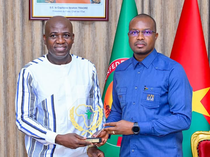 Le Premier ministre, Jean Emmanuel Ouédraogo a reçu en audience le Pr Hamidou Tinto, venu présenter sa distinction du Forum Pharmaceutique International, 13 mai