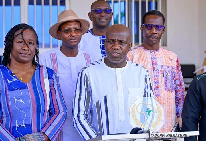 Le Premier ministre, Jean Emmanuel Ouédraogo a reçu en audience le Pr Hamidou Tinto, venu présenter sa distinction du Forum Pharmaceutique International, 13 mai