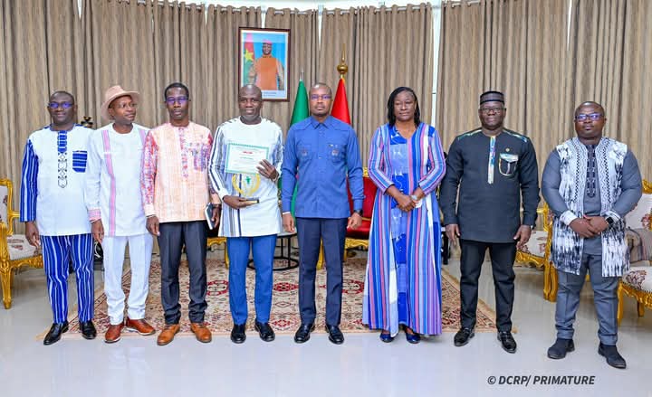 Le Premier ministre, Jean Emmanuel Ouédraogo a reçu en audience le Pr Hamidou Tinto, venu présenter sa distinction du Forum Pharmaceutique International, 13 mai