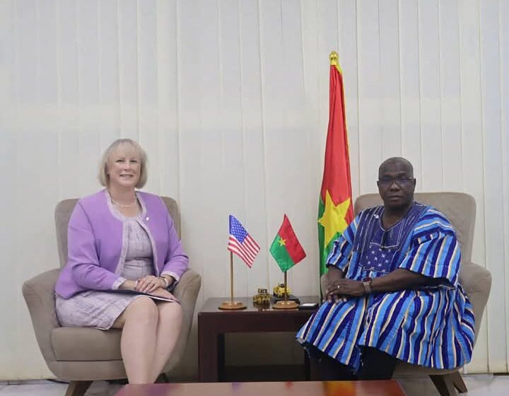 Le ministre des Infrastructures a accordé une audience à l'ambassadeur des USA au Burkina, 22 mai 2025