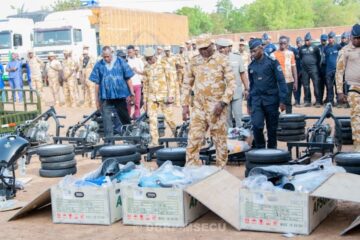 Le ministre de la Sécurité, Mahamadou Sana, a annoncé la saisie de trois camions transportant plus de 160 tricycles et plus de 900 motos de type Aloba, 23 mai 2023