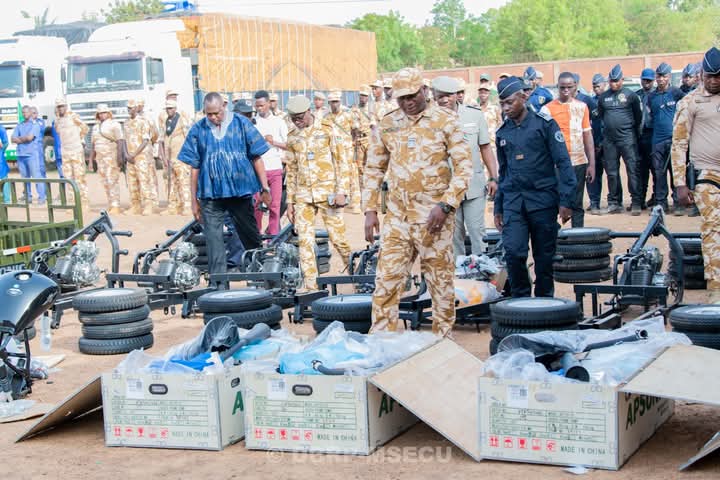 Le ministre de la Sécurité, Mahamadou Sana, a annoncé la saisie de trois camions transportant plus de 160 tricycles et plus de 900 motos de type Aloba, 23 mai 2023