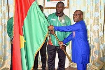 Cérémonie de remise du drapeau aux clubs burkinabè engagés dans la 17ᵉ édition du Championnat des clubs champions de la zone 3 de la Confédération africaine de volleyball