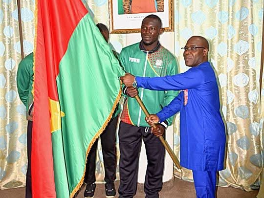 Cérémonie de remise du drapeau aux clubs burkinabè engagés dans la 17ᵉ édition du Championnat des clubs champions de la zone 3 de la Confédération africaine de volleyball