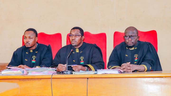 Image des membres du tribunal lors du procès de l'affaire société Faso CHEM SARL, 28 mai 2025