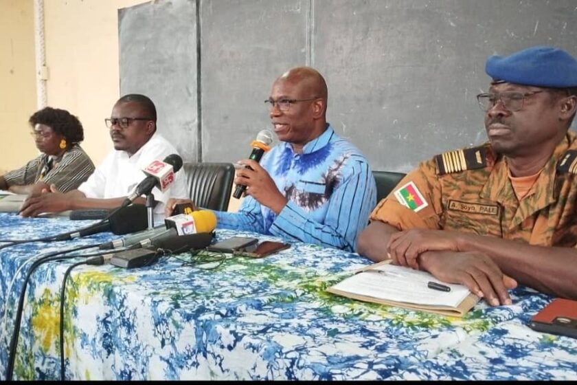 Le ministre en charge de l'Enseignement secondaire, Boubacar Savadogo explique l'immersion patriotique pour les élèves lors d'une conférence publique, 27 mai 2025