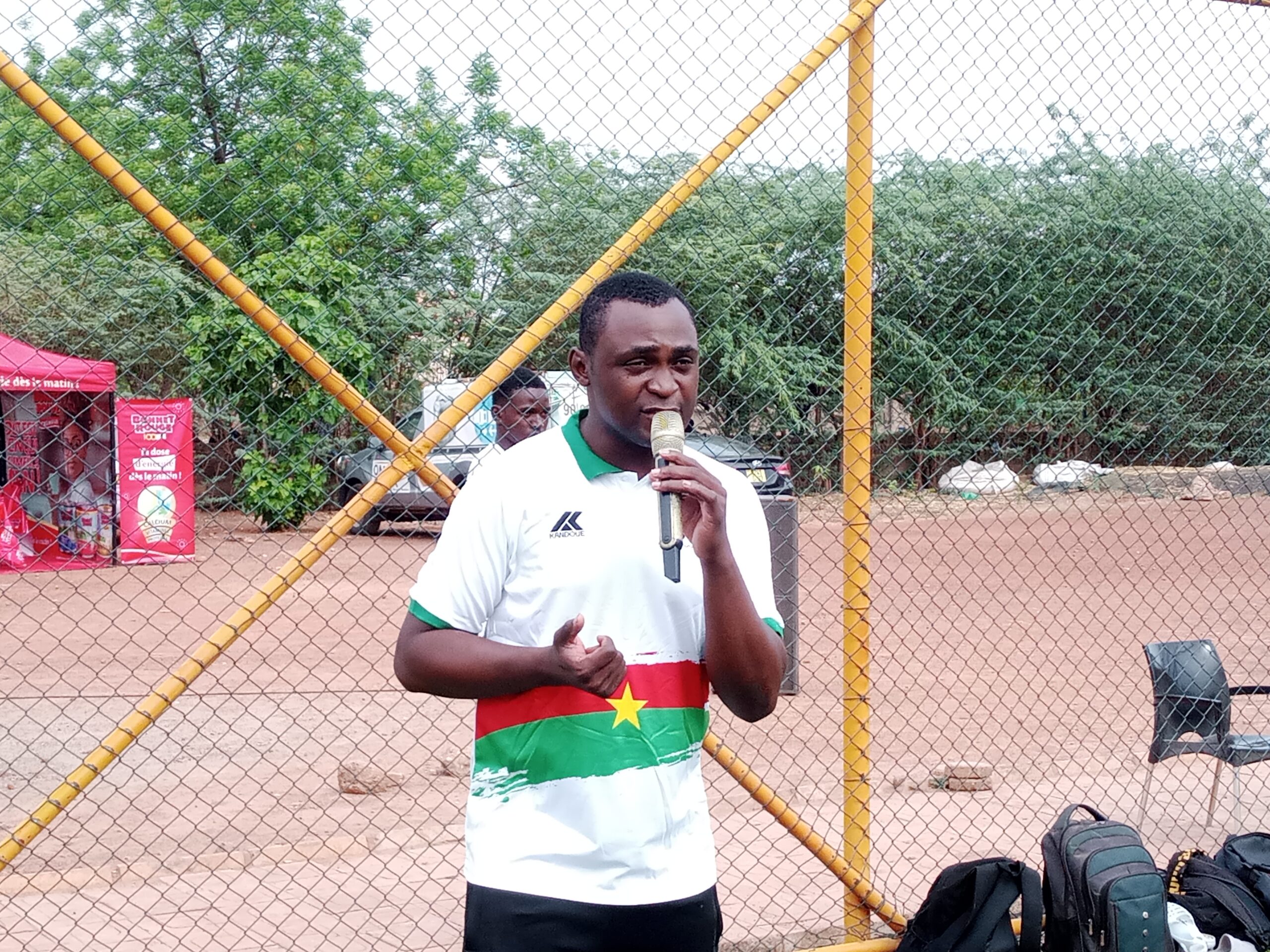 Dans l'optique de renforcer son lien avec sa communauté, le journaliste sportif Moussavou Billa a organisé une Journée foot-santé, 4 mai 2025