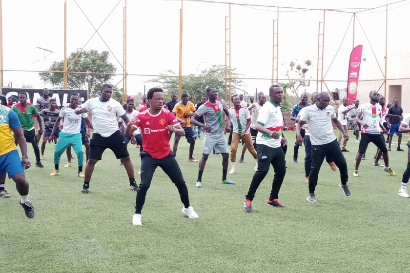 Dans l'optique de renforcer son lien avec sa communauté, le journaliste sportif Moussavou Billa a organisé une Journée foot-santé, 4 mai 2025