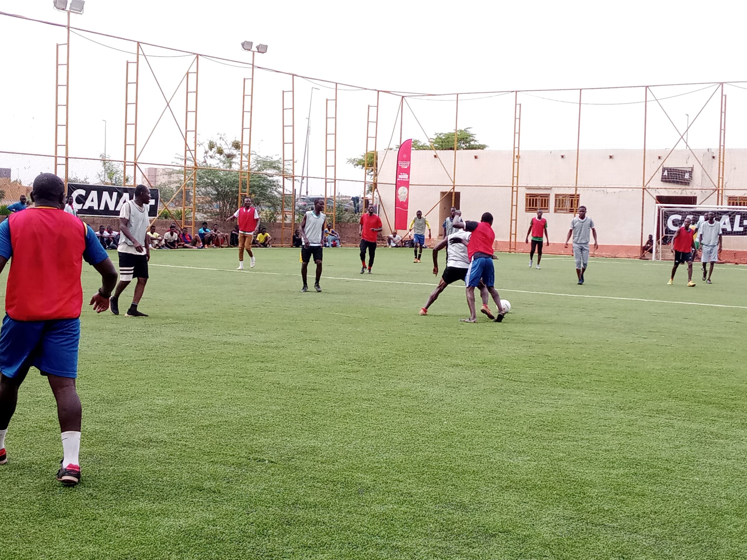 Dans l'optique de renforcer son lien avec sa communauté, le journaliste sportif Moussavou Billa a organisé une Journée foot-santé, 4 mai 2025
