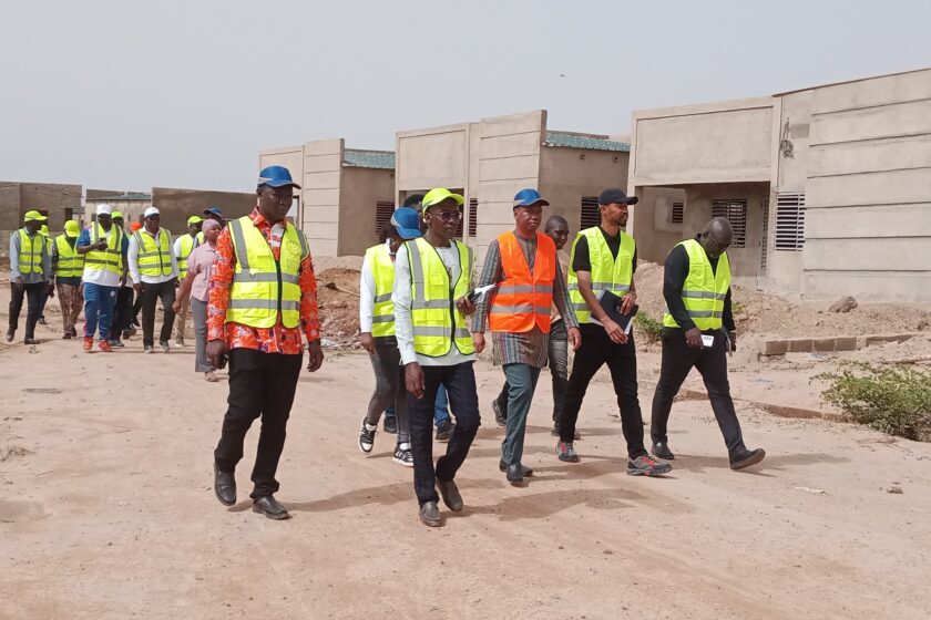 Visite du ministre en charge de l'urbanisme, Mikaïlou Sidibé, du chantier de la CEGECI de la cité de la renaissance à Bassinko, 20 mai 2025