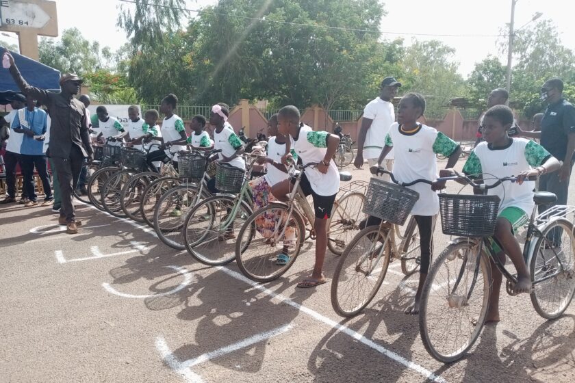 L'association AUDDH a organisé la 15 édition du Tour cycliste des élèves des écoles primaires à Komsilga, 31 mai 2025