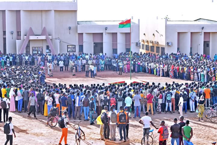 Le ministre chargé de l'Enseignement supérieur, Pr Adjima Thiombiano a présidé ma cérémonie de montée des couleurs à l'UNZ, 9 juin 2025