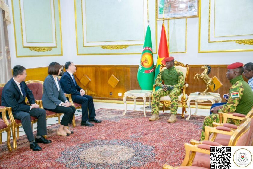 En fin de mission, l'ambassadeur de Chine au Burkina, Lu Shan a été reçu en audience par le Président du Faso, 2 mai 2025