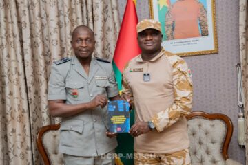 Le ministre de la Sécurité, Mahamadou Sana a reçu en audience le Commissaire divisionnaire de Police Lassina Traoré, auteur d'un ouvrage sur la protection contre les braquage à Ouaga, 3 juillet 2025