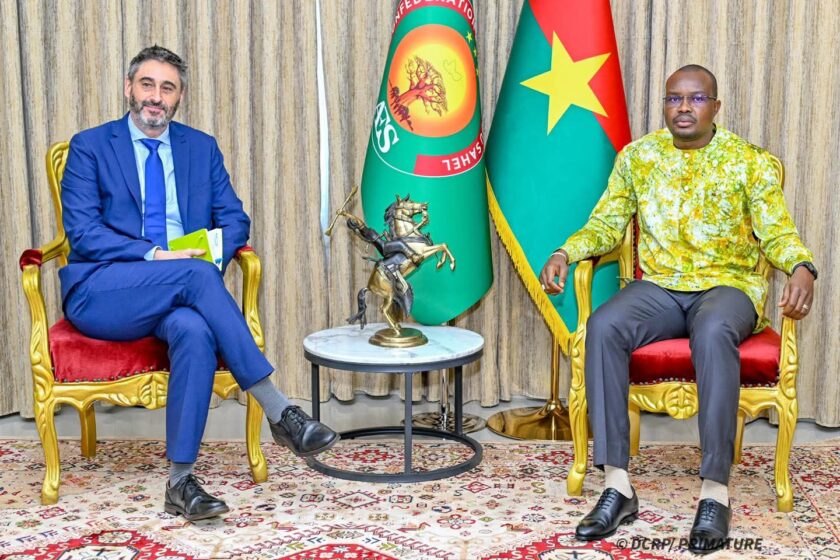 En fin de mission, l'ambassadeur de l'Union européenne au Burkina, Daniel Aristi Gaztelumendi a été reçu en audience par le Premier ministre, 8 juillet 2025