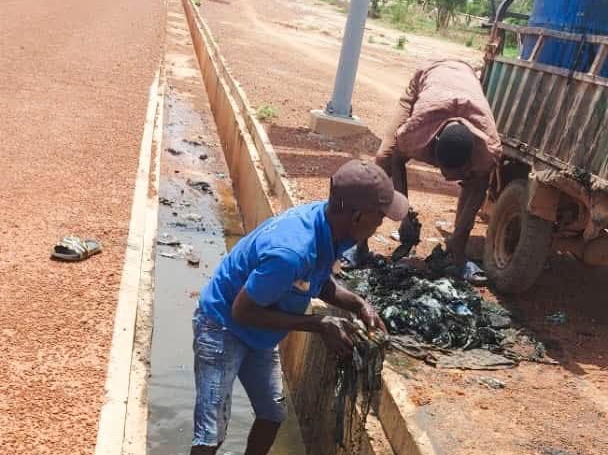 Des individus interpellés par la mairie de Ouagadougou entrain de déverser des boues de vidange de ans le drain de Tanghin, 15 juillet 2025