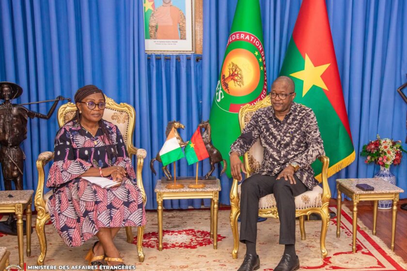 Suite à l’information qui circule depuis quelques heures sur le décès dans des circonstances non encore élucidées de notre compatriote Alain Traore, dit Alino Faso en République de Côte d’Ivoire, le ministre des Affaires étrangères, de la Coopération régionale et des Burkinabè de l’Extérieur, a convoqué la Chargée d’Affaires de l’ambassade de la Côte d’Ivoire à Ouagadougou ce 28 juillet 2025