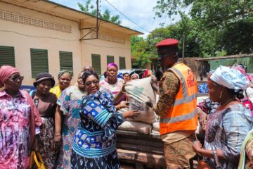 La coordination régionale des organisations féminines du Centre (désormais Kadiogo) fait un don de 1,5 tonne ciment à Faso Mêbo, 23 juillet 2025