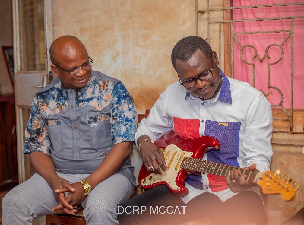 La guitare rouge « emblématique » du Président Thomas Sankara, remis par un citoyen à l'Etat, 5 août 2025