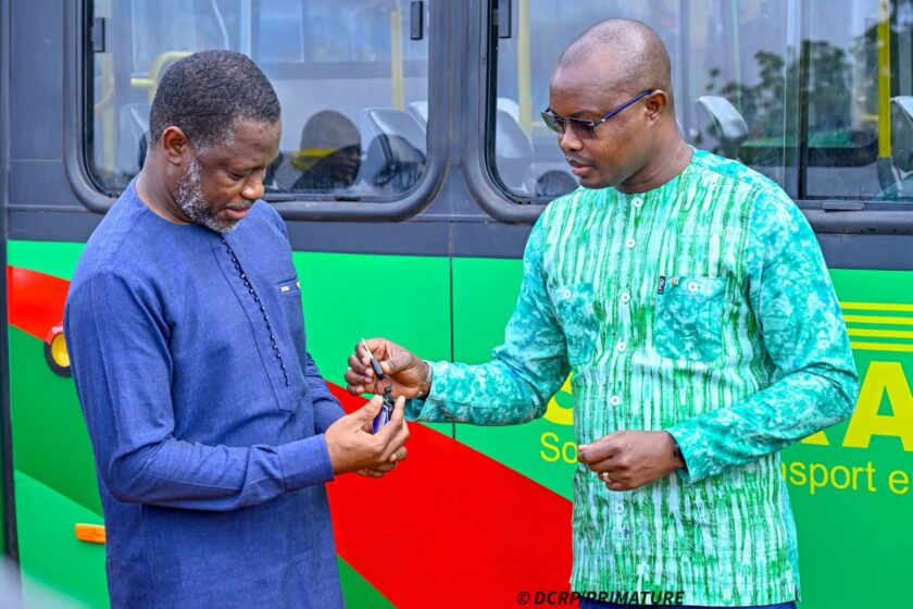 Le premier ministre remet les clés de 155 bus à la SOTRACO, 11 août 2025