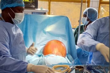Une intervention chirurgicale au CHR de Dédougou permettant d'extraire un kyste ovarien de 14 kg dans l'abdomen d'une femme