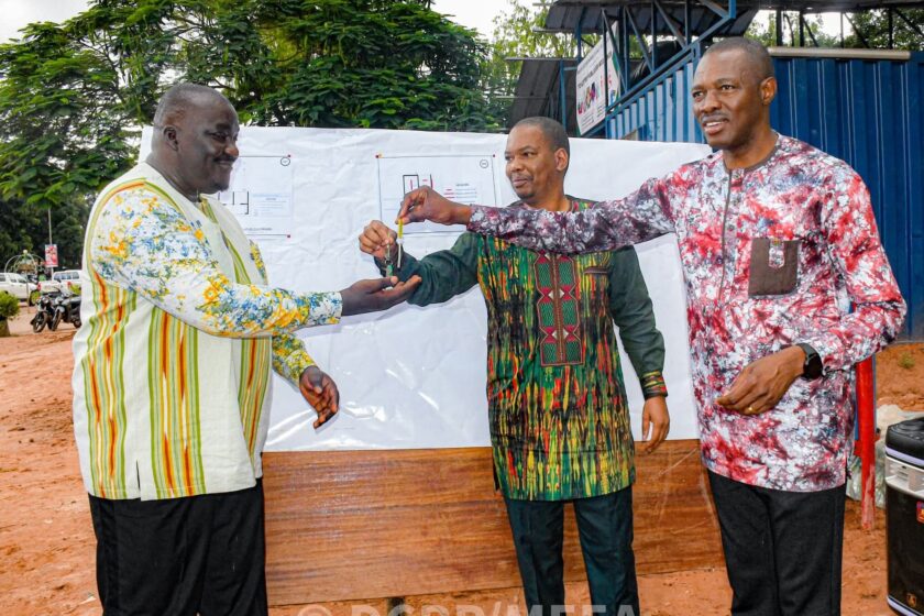 Le ministère chargé de l'Assainissement a remis des toilettes publiques moderne à la commune de Bobo Dioulasso, 18 août 2025