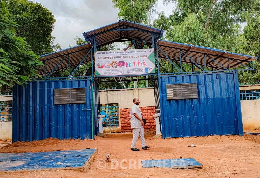 Le ministère chargé de l'Assainissement a remis des toilettes publiques moderne à la commune de Bobo Dioulasso, 18 août 2025
