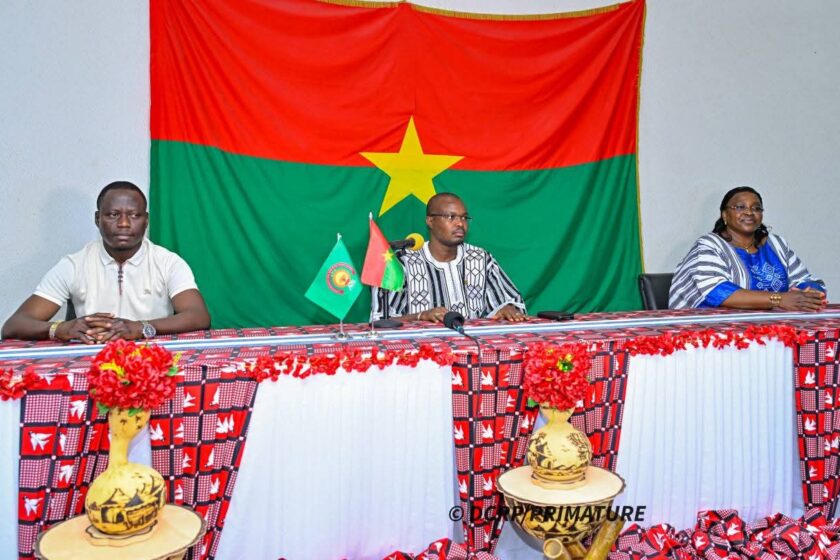 Dans le cadre de sa visite d’amitié à Bamako, le Premier ministre du Burkina Faso, Jean Emmanuel Ouédraogo, a rencontré, ce 20 août 2025, la communauté burkinabè vivant au Mali