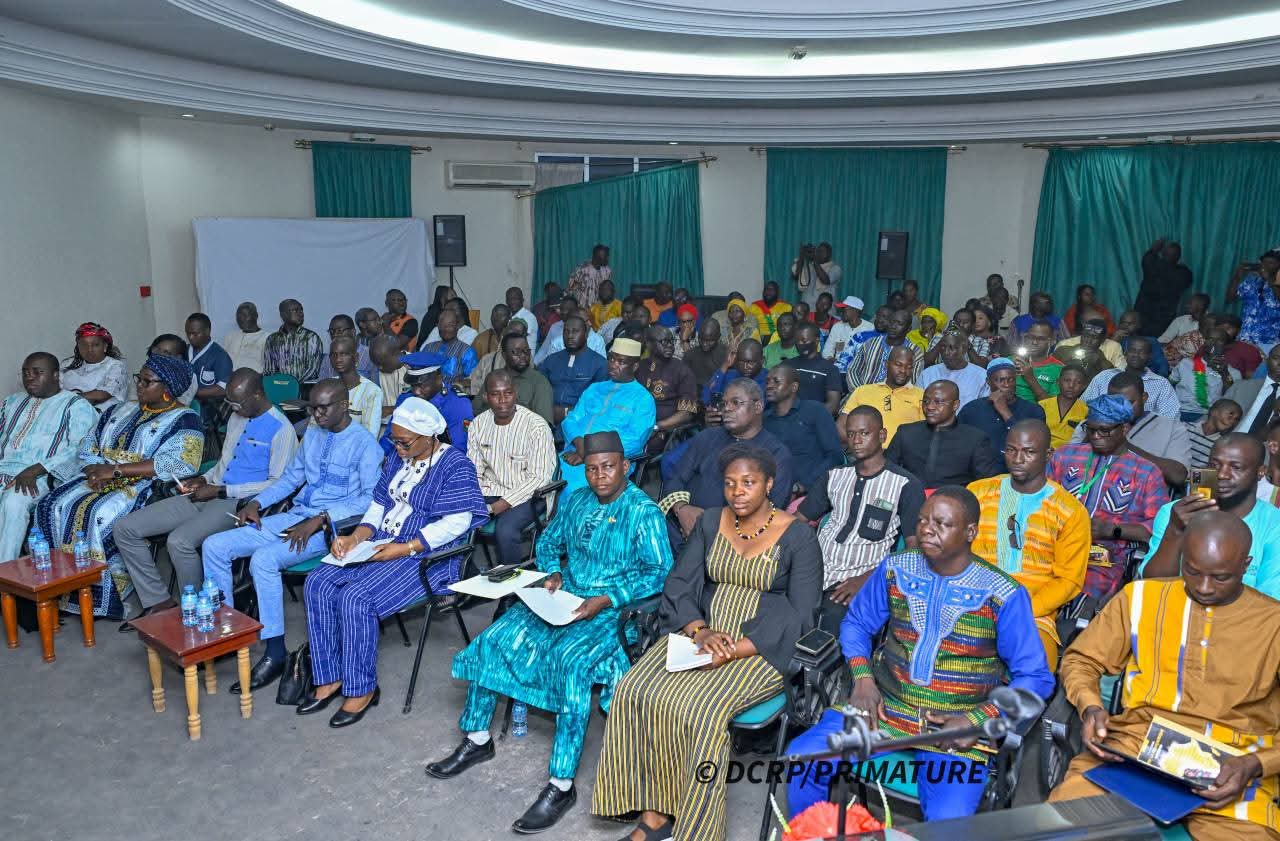 Dans le cadre de sa visite d’amitié à Bamako, le Premier ministre du Burkina Faso, Jean Emmanuel Ouédraogo, a rencontré, ce 20 août 2025, la communauté burkinabè vivant au Mali