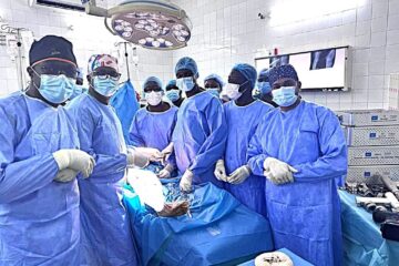 Première pose de prothèse totale du genou, 20 août 2025