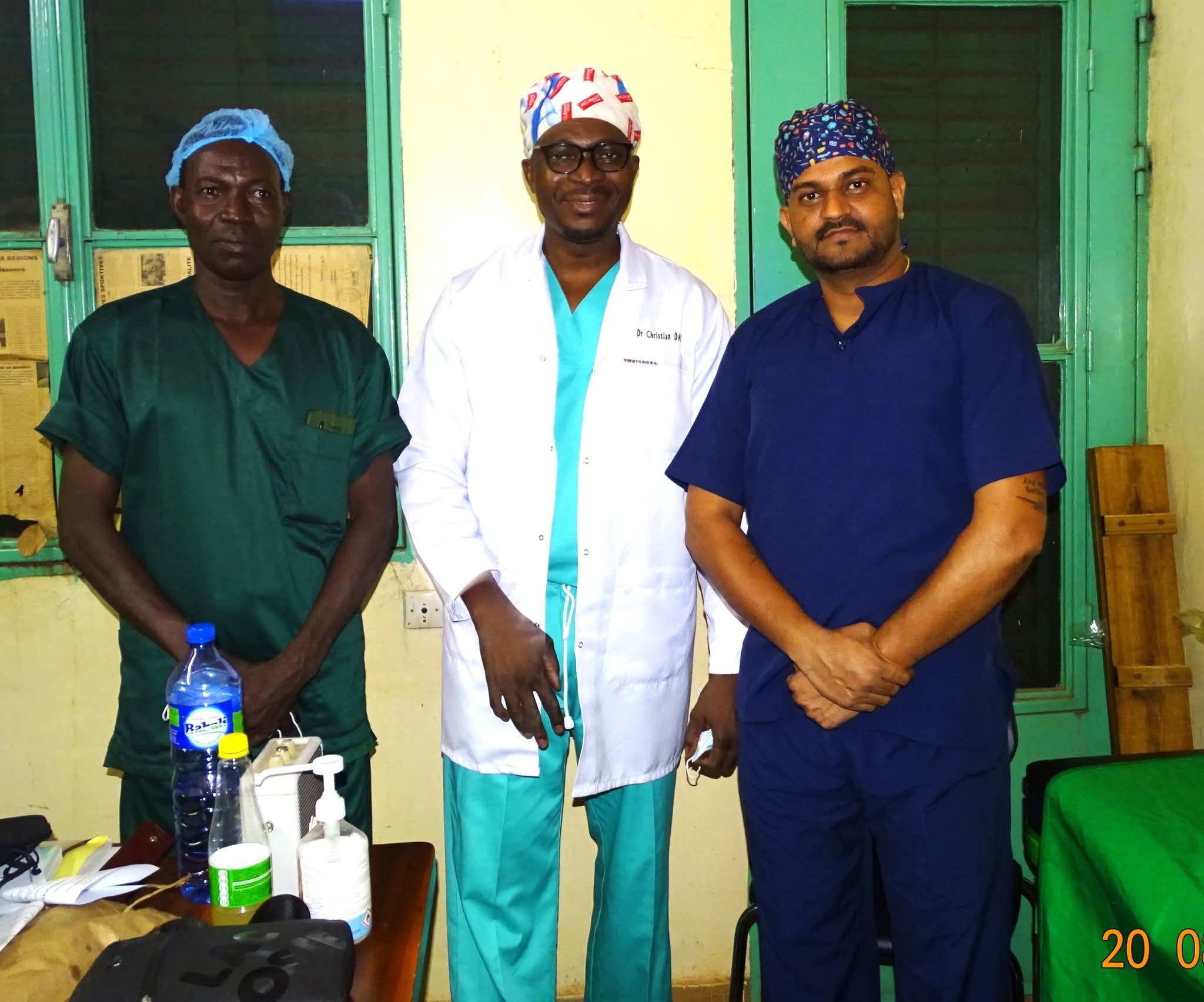 Première pose de prothèse totale du genou, 20 août 2025