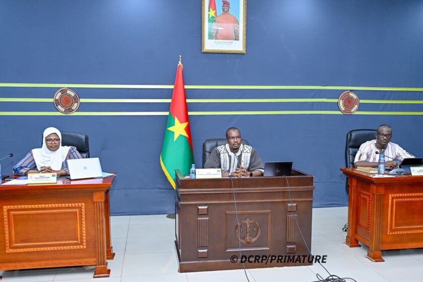 ‎Le Premier ministre, Jean Emmanuel Ouédraogo, a présidé, le 25 août 2025 à Ouagadougou, un séminaire gouvernemental consacré à la transformation digital