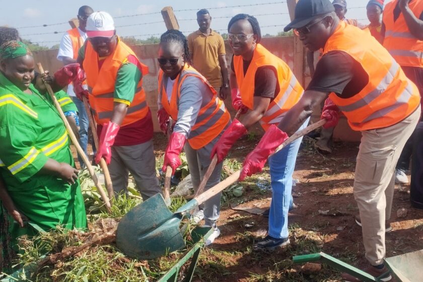 À l’occasion de son 15e anniversaire d’exploitation au Burkina Faso, Essakane a une journée de salubrité citoyenne aux abords de l'aéroport Ouagadougou, 2 août 2025