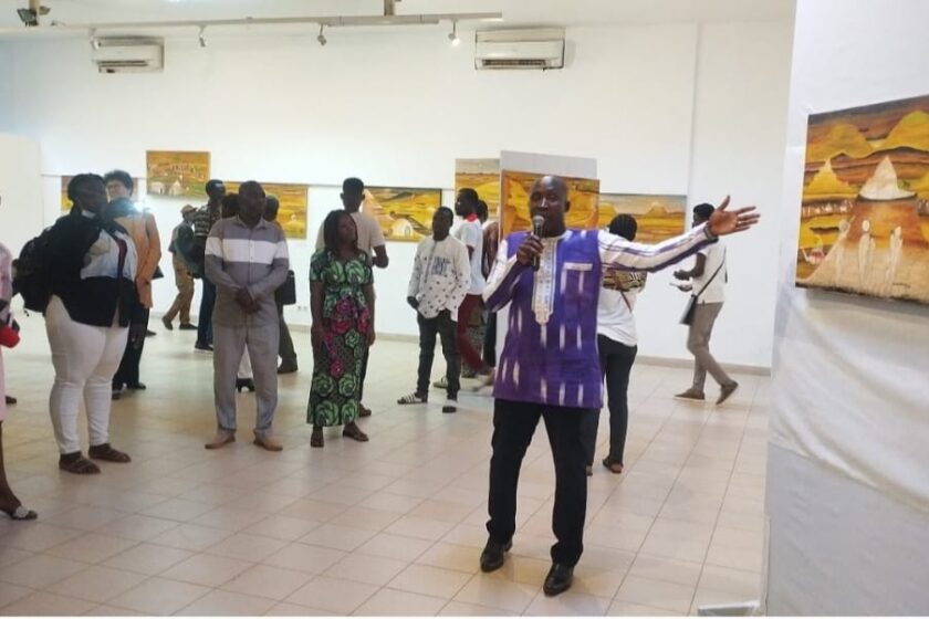 Le Musée National du Burkina Faso, en partenariat avec l’artiste Assane Dialga, a lancé une exposition temporaire intitulée « Art pour la vie au Sahel », 18 août 2025 à Ouagadougou