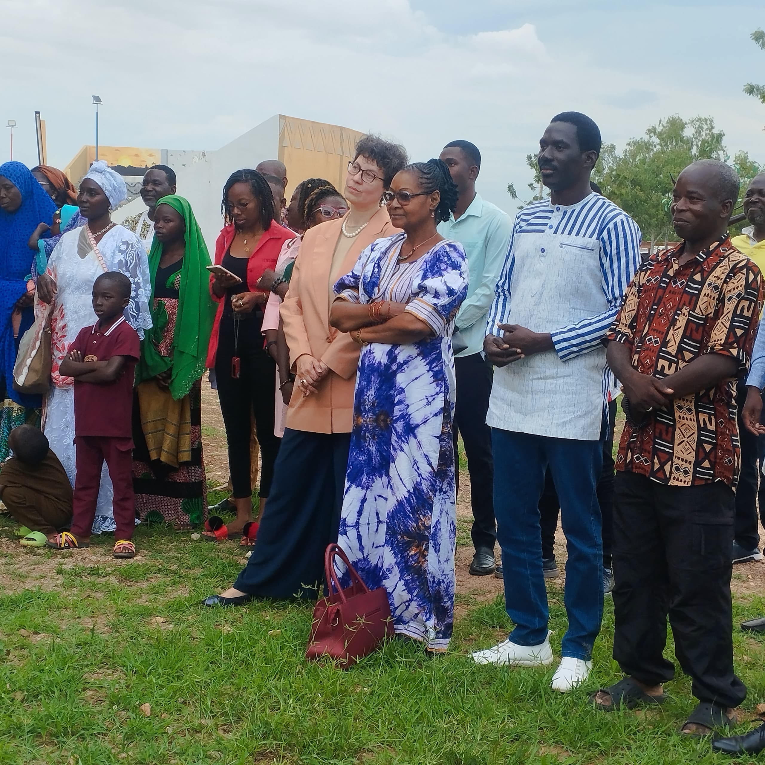 Le Musée National du Burkina Faso, en partenariat avec l’artiste Assane Dialga, a lancé une exposition temporaire intitulée « Art pour la vie au Sahel », 18 août 2025 à Ouagadougou