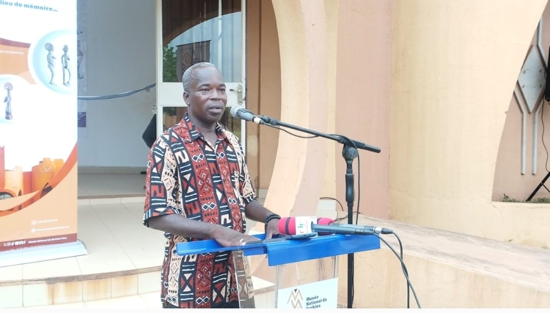 Le Musée National du Burkina Faso, en partenariat avec l’artiste Assane Dialga, a lancé une exposition temporaire intitulée « Art pour la vie au Sahel », 18 août 2025 à Ouagadougou