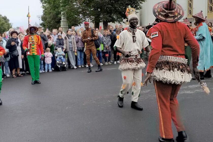 Après sa brillante prestation à la cérémonie d'ouverture du XVIIe Festival international de musique militaire Spasskaya Tower, l'orchestre de la Présidence du Faso a fait une parade au parc VDNKH, 23 août 2025 à Moscou