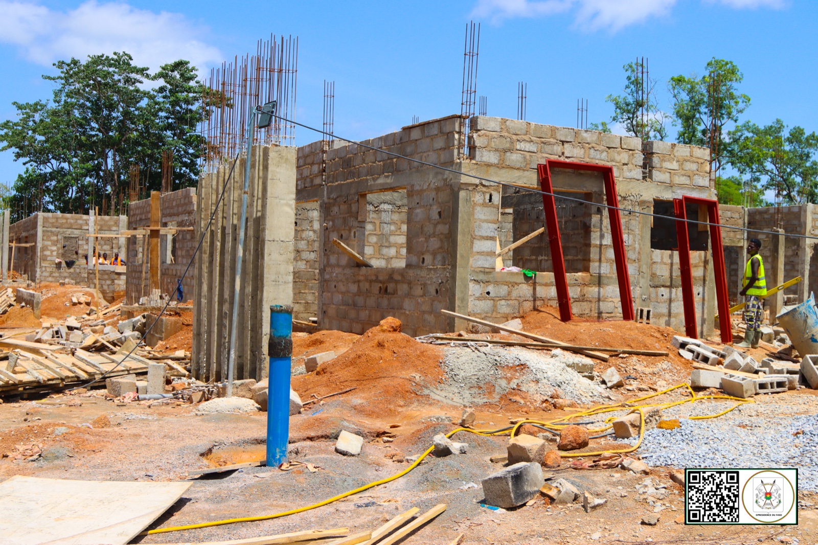 Le DIRCAB du Président du Faso, Capitaine Anderson Medah a effectué une visite des chantiers de construction d’un centre médical communal à l’infirmerie de la garnison du camp Thomas-Sankara de Pô et d’un amphithéâtre de 500 places, à l’université de Manga, 23 et 24 août 2025