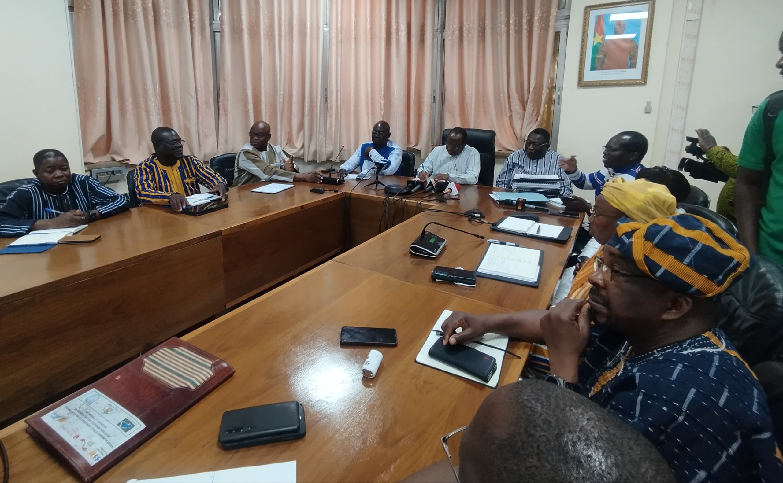 Dans le cadre de l'adoption du référentiel des formations prioritaires et une carte universitaire du Burkina Faso, le MESRI a tenue une conf d presse et une rencontre avec les gouverneurs, 29 août 2025