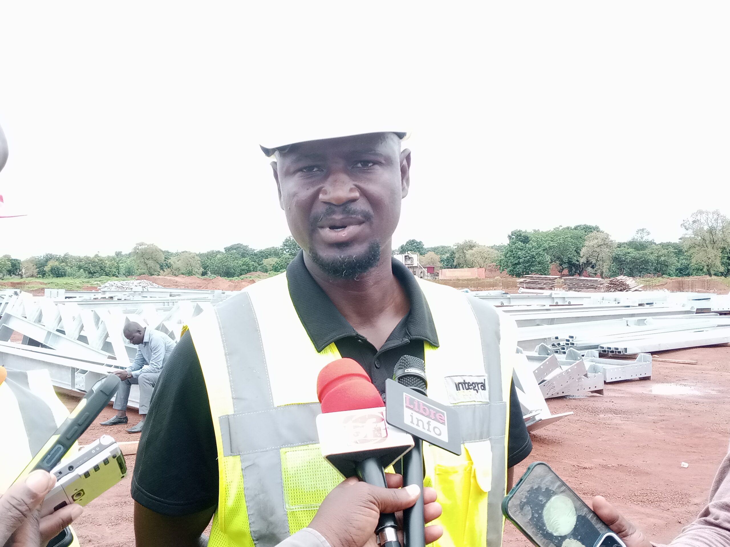 Visite du chantier du stade de 15 000 places de Bobo par la caravane de presse, 8 août 2025